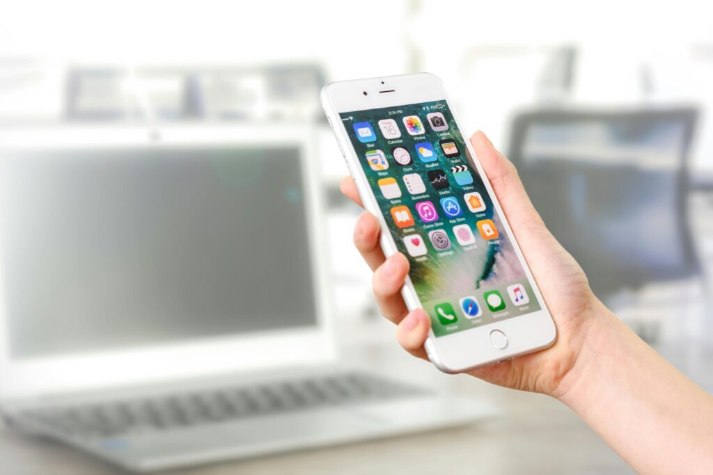um social media segurando um smart phone