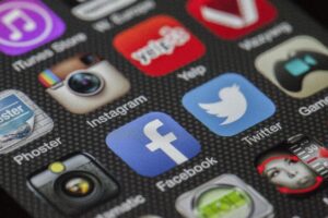 Leia mais sobre o artigo Quanto ganha um Social Media no Brasil em 2025? Salário, mercado e como organizar as finanças