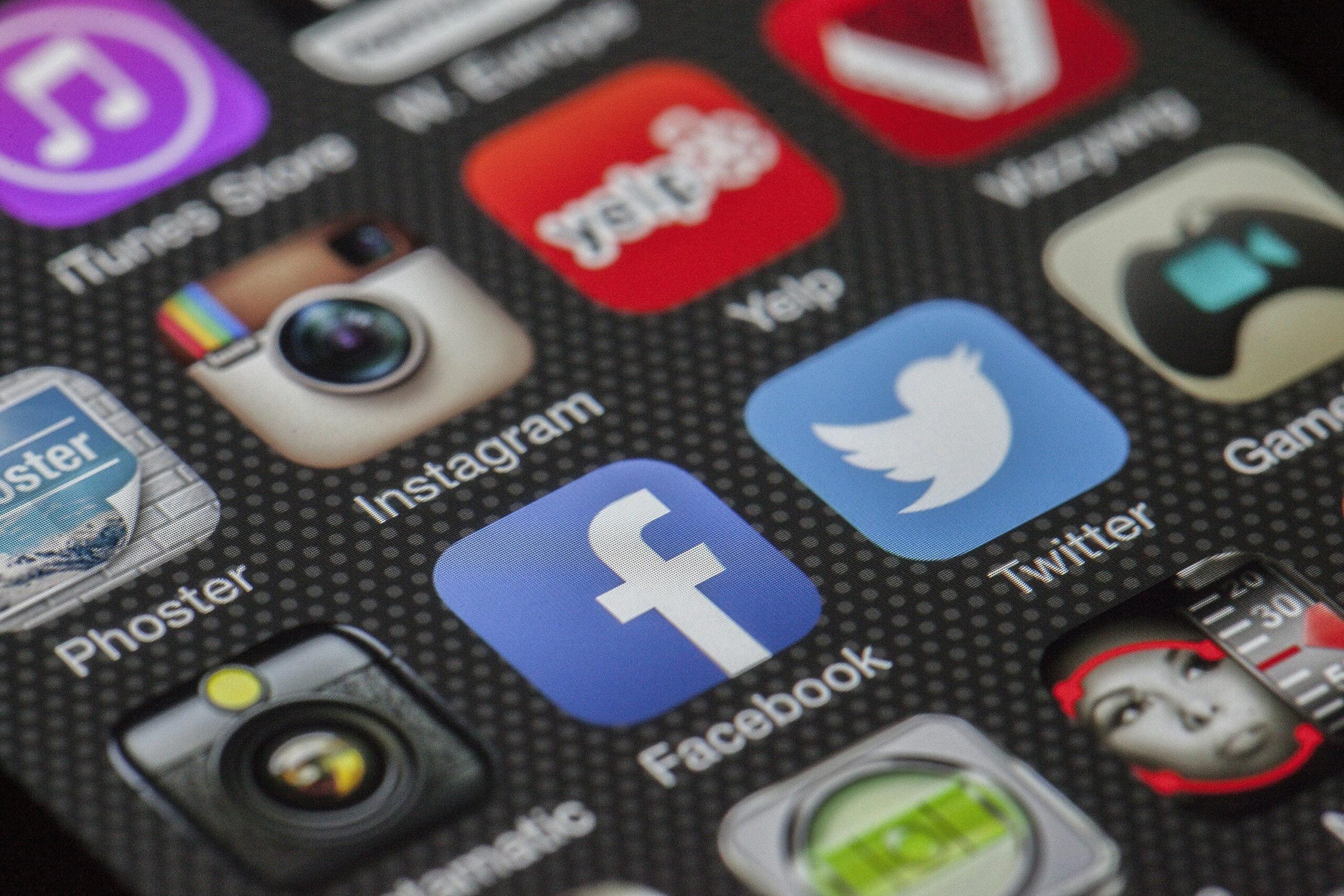 No momento, você está visualizando Quanto ganha um Social Media no Brasil em 2025? Salário, mercado e como organizar as finanças