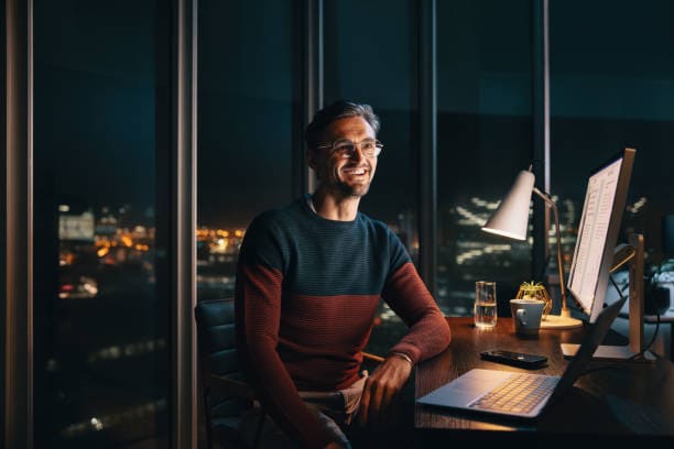 Leia mais sobre o artigo Trabalhar à Noite em Home Office: Conheça 5 Empresas que Contratam para Turno Noturno