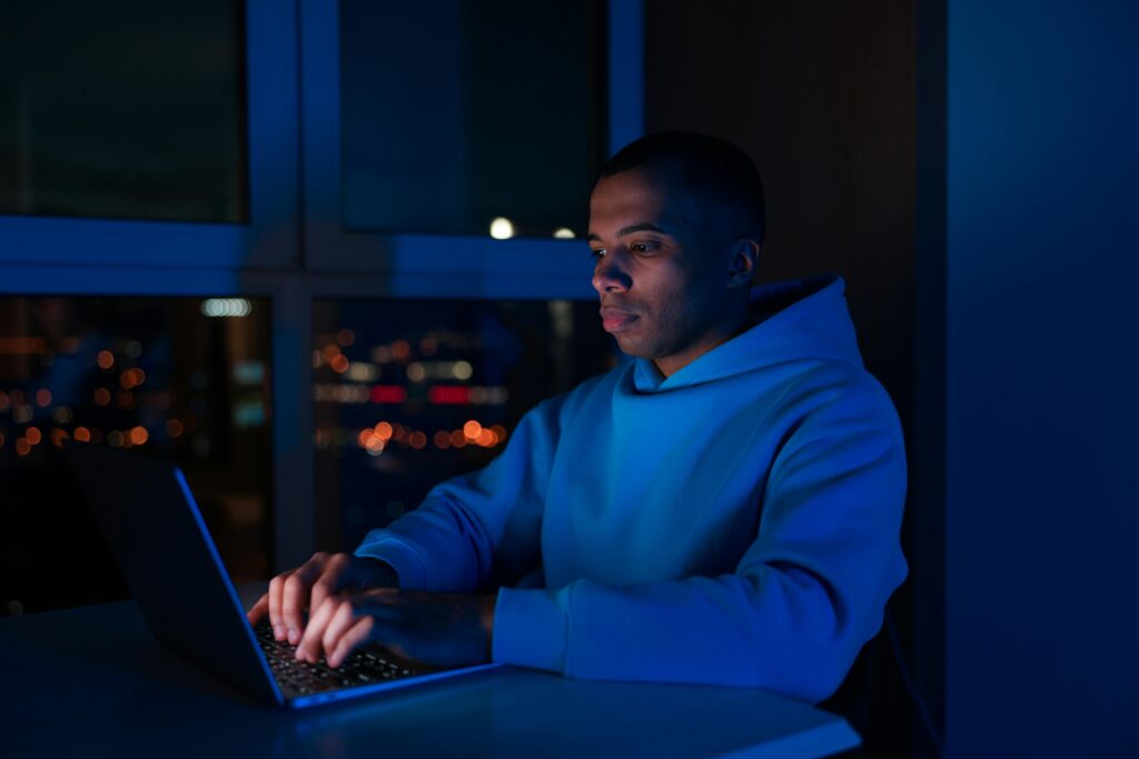 trabalho home office à noite